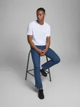 Jean azul de tiro medio y corte tapered. Diseño clásico de cinco bolsillos y cierre con botón.