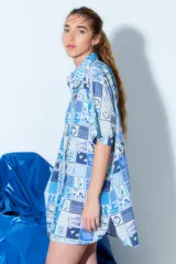 Túnica corta de algodón con estampado de motivos marinos en tonos azules y blancos.