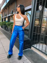 Top negro asimétrico con un solo tirante ancho y un corte en el pecho.