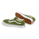 Championes Vans modelo Old Skool color verde oliva, con la icónica banda lateral blanca, confeccionados en una combinación de gamuza y lona, con suela de goma vulcanizada.