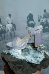 Sandalias de tacón alto y ancho, con plataforma delantera, tira en la punta y tira ajustable al tobillo con hebilla metálica dorada.