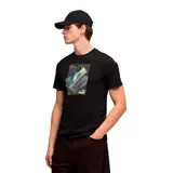 Remera negra de algodón con cuello redondo y mangas cortas. Presenta un estampado frontal gráfico que muestra un champión sobre una caja, con detalles en tonos verdes y amarillos.