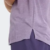 Remera deportiva New Balance de manga corta y cuello redondo, confeccionada en tejido técnico jaspeado color violeta con logo de la marca estampado en el pecho.