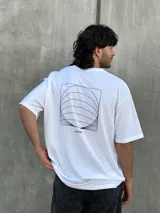 Remera blanca de algodón con corte oversize y estampado en la espalda con diseño geométrico en negro y la palabra 'OSTER' en la parte inferior.
