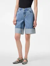 Bermuda de denim celeste, de tiro medio, calce suelto y ruedo doblado.