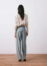Pantalón de vestir celeste de corte recto y holgado, con pinzas en la parte delantera y bolsillos laterales.
