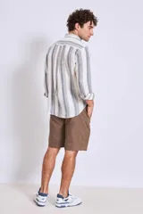 Bermuda marrón de corte recto.