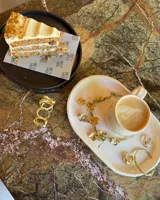 Anillo dorado con diseño irregular que simula un pétalo.