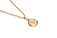 Collar dorado con dije octogonal con diseño de árbol de la vida.