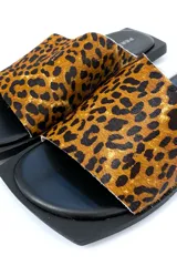 Sandalia de cuero con estampado animal print, capellada, forro y plantilla de cuero.