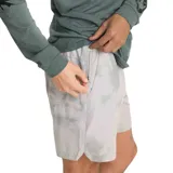 Bermuda gris con estampado tie-dye difuso, de corte clásico y bolsillos laterales.