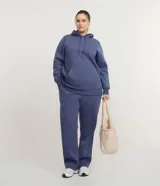 Pantalón deportivo de corte holgado, confeccionado en algodón con felpa, con cintura elástica y bolsillos laterales.