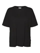 Remera básica negra de corte relajado, con cuello redondo y mangas corta.