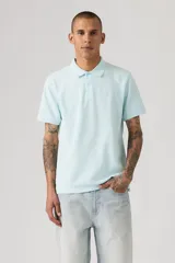 Chomba Levi's celeste de manga corta, confeccionada en tejido piqué, con cuello clásico y tapeta corta de botones.