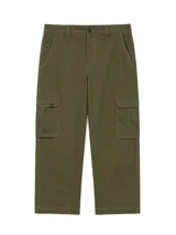 Pantalon cargo color verde militar, de corte recto y holgado, con bolsillos laterales tipo cargo con solapa y costuras reforzadas visibles.