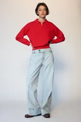 Jeans de tiro bajo con pernera recta y bajo con vuelta. Presenta bolsillos delanteros, bolsillos de plastrón en la parte trasera y cierre frontal con cremallera y botones.