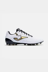Championes de fútbol Joma modelo Aguila Cup, color blanco con detalles en negro y dorado. Diseño con costuras en la puntera para mejor control y suela con tapones para terreno firme.
