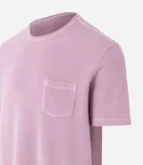 Remera masculina de algodón texturizado color beige, con cuello redondo, mangas cortas y bolsillo delantero.