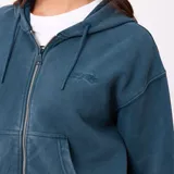 Canguro con cierre frontal, capucha con cordones ajustables, bolsillos tipo canguro y puños elásticos. Presenta un diseño de color verde con efecto lavado y logo bordado en el pecho.