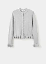 Cardigan de punto gris con cuello redondo, cierre frontal de botones y mangas largas con terminación en volados. Presenta un diseño recto con detalle de volante en el ruedo.