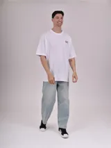 Remera blanca de manga corta, con corte oversize y pequeño estampado tipográfico en el pecho con las palabras "POST PARTY".