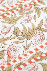 Bolso tipo tote bag de tela acolchada con estampado floral en tonos gris y blanco. Presenta asas largas reforzadas con detalle de rayas en los bordes.