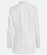 Blazer alargado color gris oscuro, con cuello solapa, bolsillos incorporados y cierre frontal con dos botones.