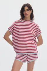 Top de punto a rayas horizontales rojas y celestes, con cuello alto y mangas cortas de corte holgado.