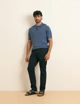 Pantalón clásico de corte recto, color azul marino, con bolsillos laterales inclinados y bolsillos traseros.