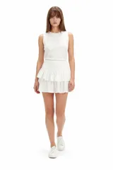 Minifalda blanca de viscosa con diseño de doble vuelo y volados horizontales.