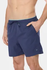 Short de baño azul marino liso con spandex, cintura elástica con cordón regulable, dos bolsillos laterales y suspensor de malla fina.