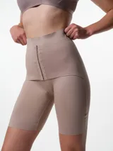 Short modelante de tiro alto confeccionado en microfibra, diseñado para brindar contención y compresión en la zona abdominal. Presenta cierre frontal con ganchos y silicona antideslizante en el borde interno para un ajuste seguro.