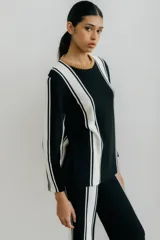 Sweater de punto negro con rayas verticales blancas y cuello redondo color marrón.