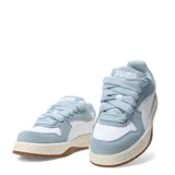 Championes urbanos Puma modelo Park Luna OG, con diseño de paneles en gamuza color celeste y cuero sintético blanco. Presentan cordones gruesos, entresuela de goma color crema y suela de caucho en tono caramelo.