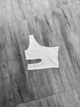 Top asimétrico de crepe, con un solo hombro y corte en la parte inferior.