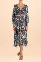 Caftán largo de estilo cover up, confeccionado en tela semitransparente con estampado botánico abstracto en tonos verde oliva y púrpura. Presenta mangas amplias tipo kimono, escote en V y cierre frontal con cordón ajustable en la cintura.