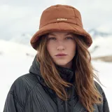 Gorro tipo bucket acolchado color marrón, con diseño de costuras horizontales y logo de la marca bordado en el frente.
