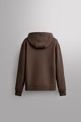 Sudadera de hombre Zara Athleticz de ajuste relajado (relaxed fit), color marrón, confeccionada en tejido técnico compacto con mezcla de algodón y elasticidad. Cuenta con cuello con capucha ajustable con cordones negros, manga larga, bolsillo frontal tipo canguro con un pequeño bolsillo termofijado con cierre, y acabados con rib en puños y cintura.