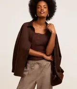 Musculosa marrón de rib con escote redondo y media vista con botones.