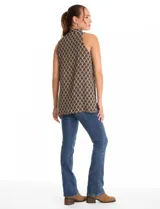 Blusa sin mangas marca Floral & Ivy, confeccionada en gasa estampada con patrón geométrico. Presenta escote en V pronunciado, tablón central, silueta evasé y diseño con bajo asimétrico, siendo más largo en la espalda, con tajos laterales.