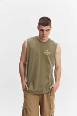 Musculosa oversize de algodón color verde militar, con sisas amplias y estampa tipográfica grande en la espalda.