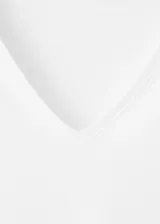 Camiseta de manga corta blanca, con escote en V y corte recto.