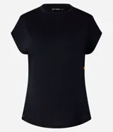 Remera deportiva negra de microfibra de poliamida, con cuello redondo, mangas cortas y franja lateral contrastante color naranja.