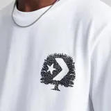 Remera celeste de algodón con cuello redondo y manga corta. Estampado en el pecho con el logo de Converse y un diseño de un árbol.