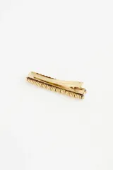 Hebilla para el pelo de estilo étnico, confeccionada en metal plateado con diseño texturizado y eslabones decorativos.