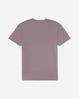 Remera lila de manga corta con cuello redondo y estampa frontal de estilo gráfico y texto en tonos amarillos y negros.