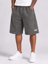 Bermuda baggy de algodón con efecto lavado, corte oversize, bolsillos laterales y cintura elástica con cordón ajustable. Presenta un pequeño logo estampado en la pierna izquierda.