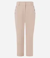 Pantalón slim color beige, confeccionado en crepé, con cierre delantero en la cintura y detalles de ojales en los bolsillos.