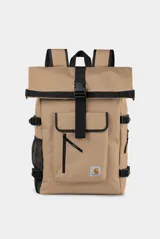 Mochila Carhartt modelo Philis de diseño roll-top en color marrón tostado. Cuenta con un compartimento principal con cierre de hebilla, bolsillo frontal con solapa y cierre vertical, bolsillos laterales de malla y correas de ajuste laterales.