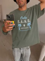 Remera oversize marrón con estampado gráfico frontal en tonos celestes y blancos con la leyenda "Only Fans", palmeras y estrellas.
